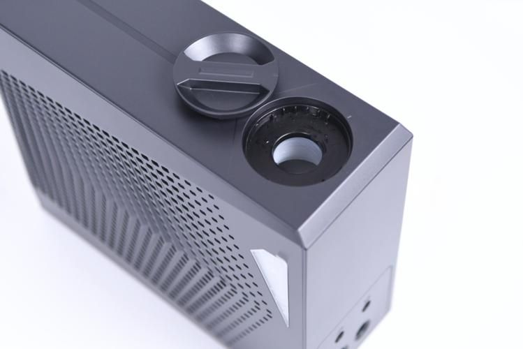 机械革命新一代水冷游戏本测试:175W RTX 4080 温度仅 64.4 °C