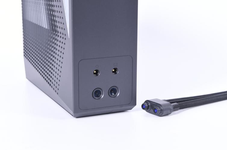 机械革命新一代水冷游戏本测试:175W RTX 4080 温度仅 64.4 °C