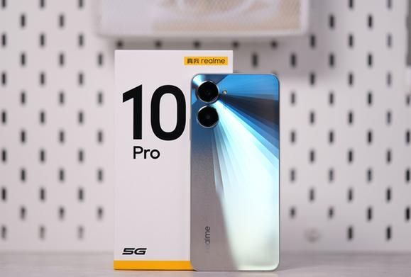 真我10 Pro+荣获十项行业大奖,大秀全球英雄爆款实力