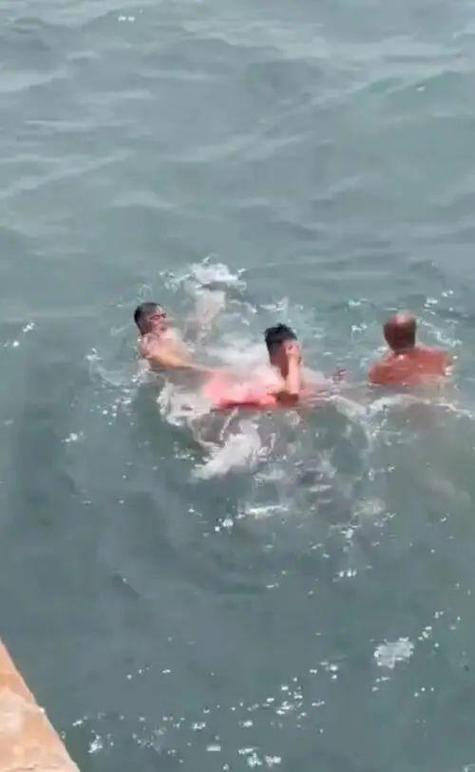 泳池抛圈救人
