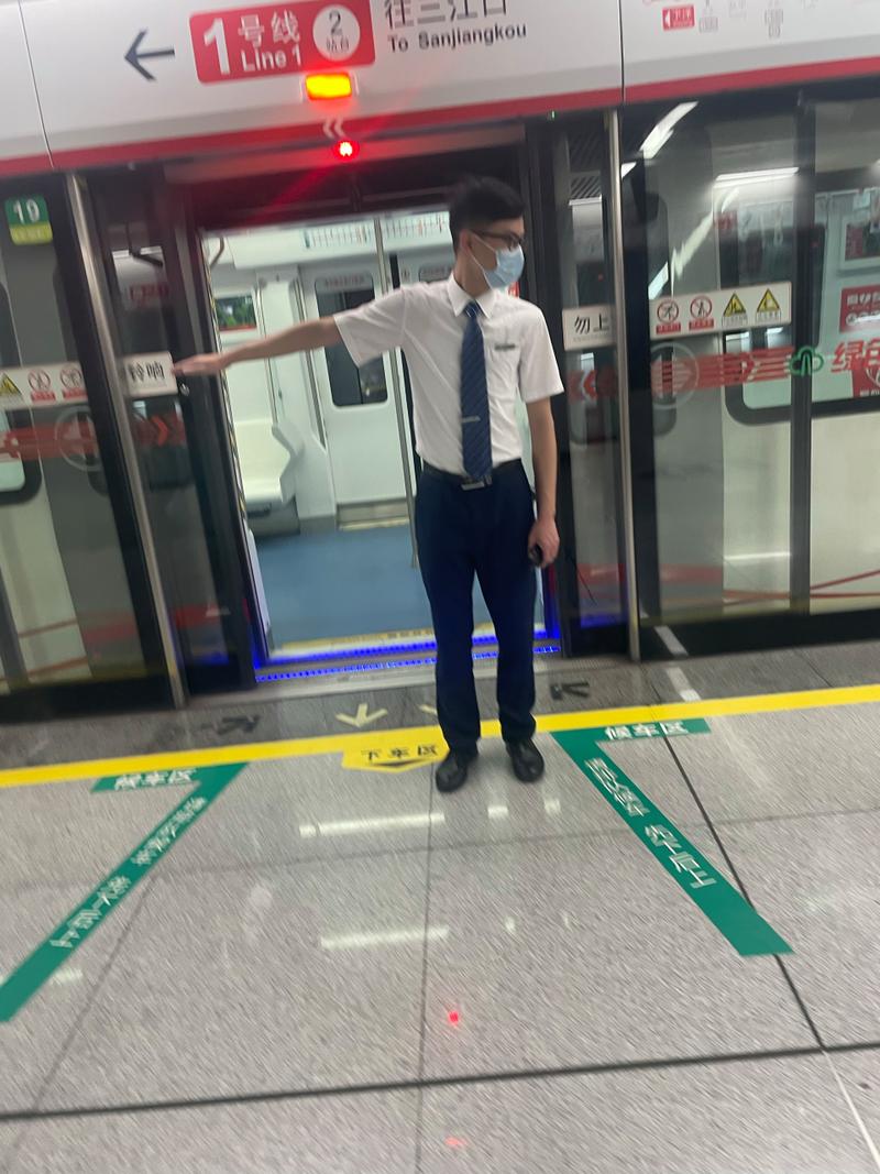 地铁站秩序员