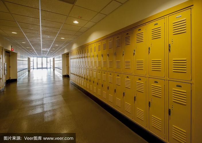 学校走廊的柜子