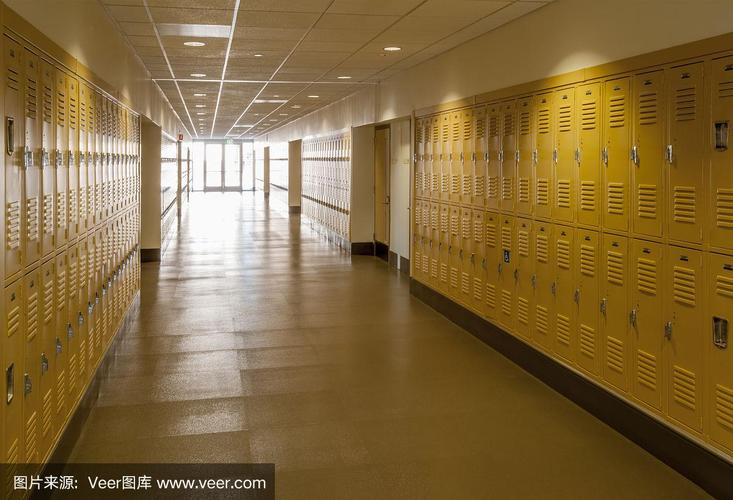 学校走廊的柜子