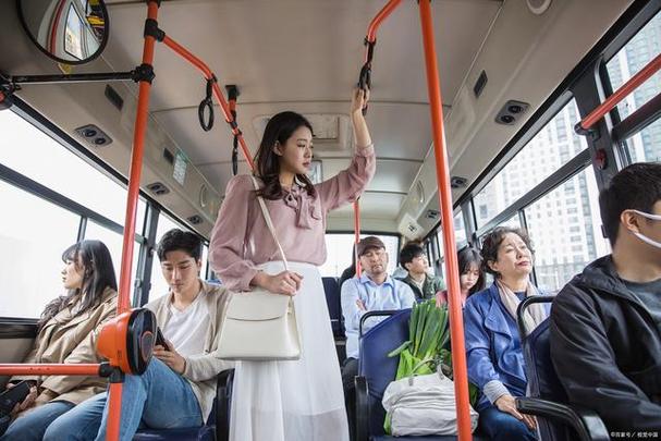 在公共汽车上比赛