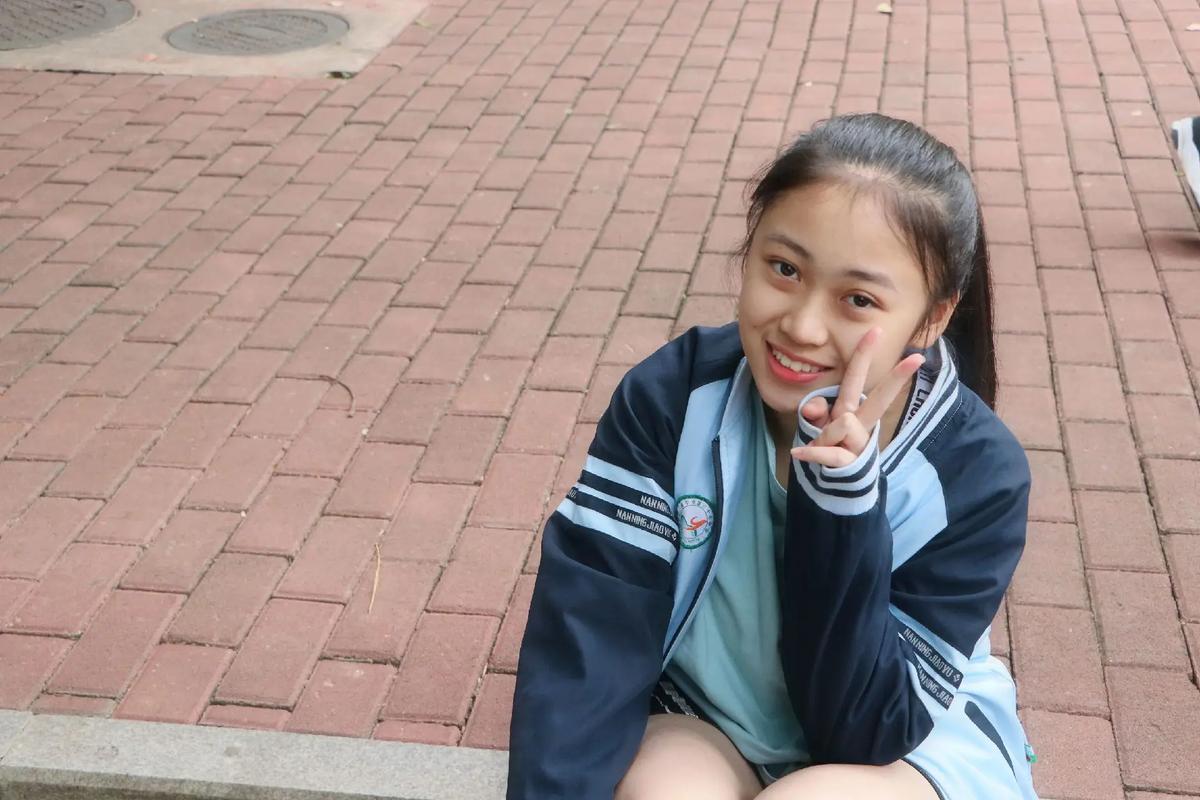 受欢迎的高的学校女孩们生活