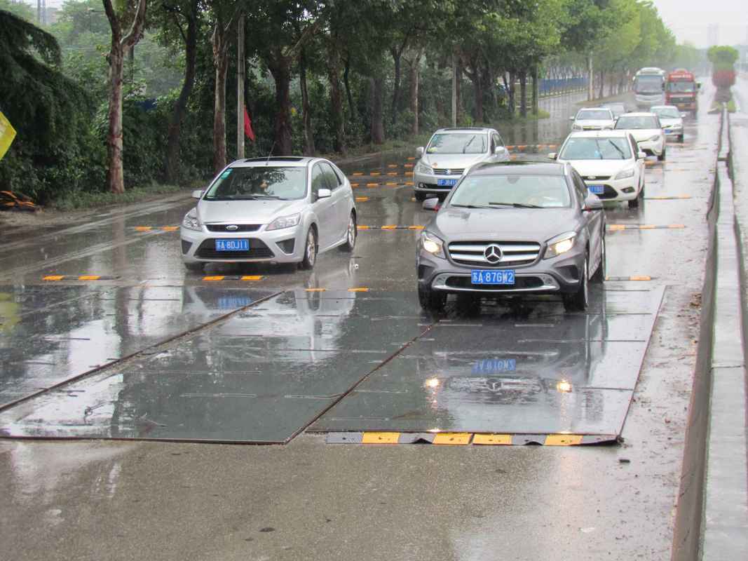 汽车VS减速带车祸