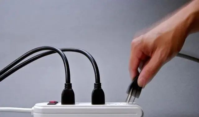 电脑运行中突然自动关机,但电源关不了是怎么回事?_电脑点关机之后自动开机_电脑关机就自动开