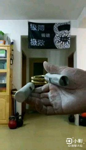 如何徒手捏碎苹果手机