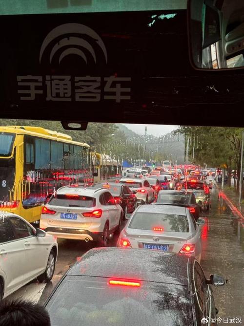 #暴雨中的北京打工人有多拼#