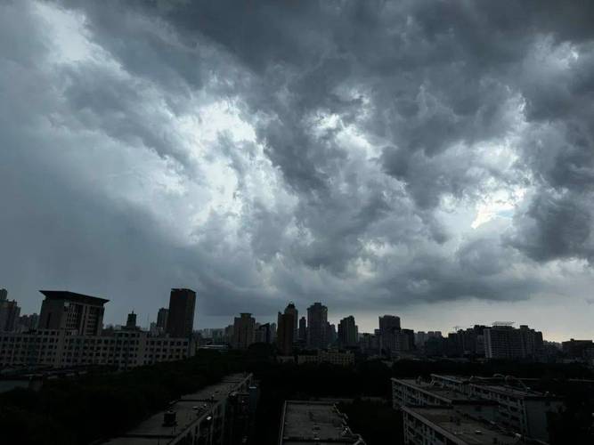直击密云降雨：雷暴伴有狂风