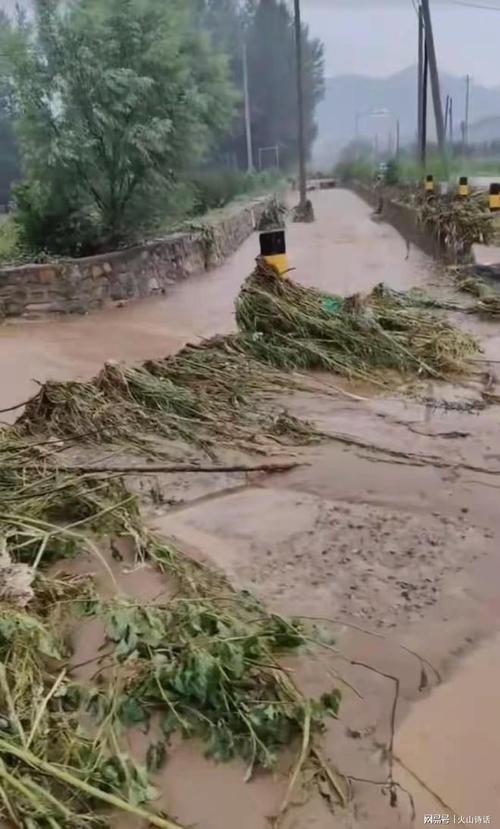 密云遇极端暴雨 小区积水淹没一层楼
