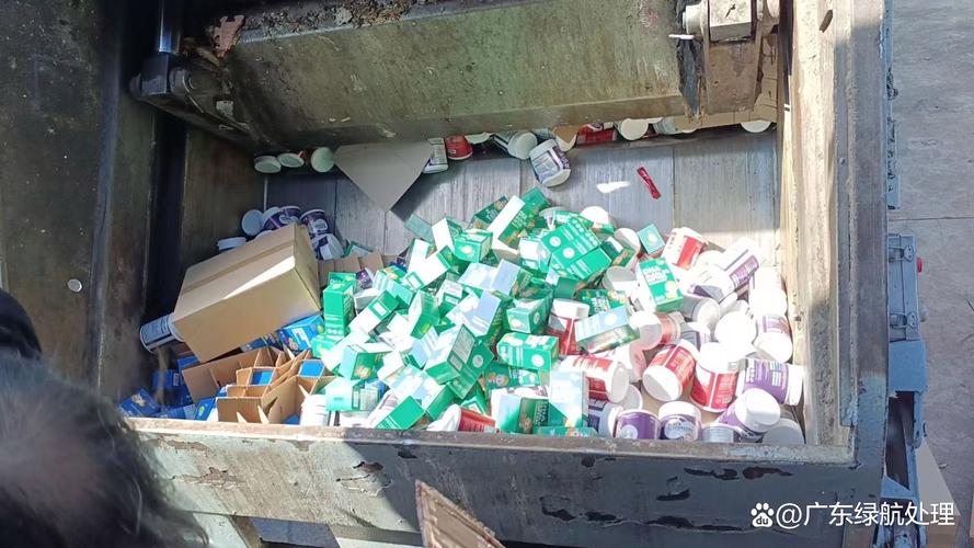 江西一树林现大量被丢弃药品