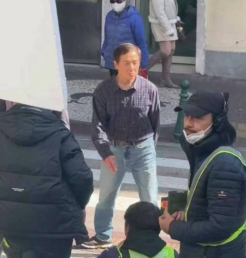 71岁成龙老花严重 拍戏看不清道具