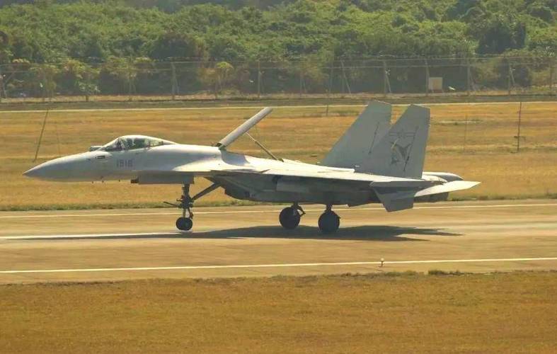 福建舰电磁弹射歼-15T