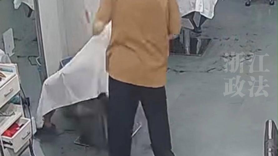男子突发疾病 理发师跑出店帮忙