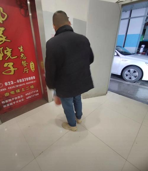 男子突发疾病 理发师跑出店帮忙