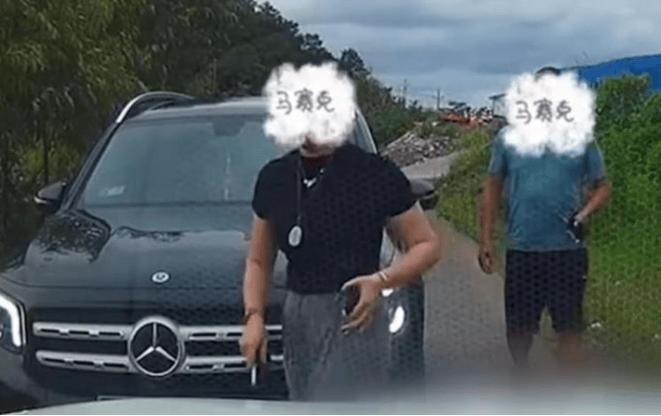 警方通报男子遭奔驰司机亮证逼让路