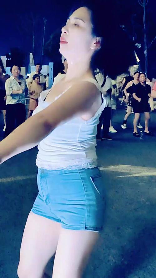 女子报警硬刚清晨5点广场舞