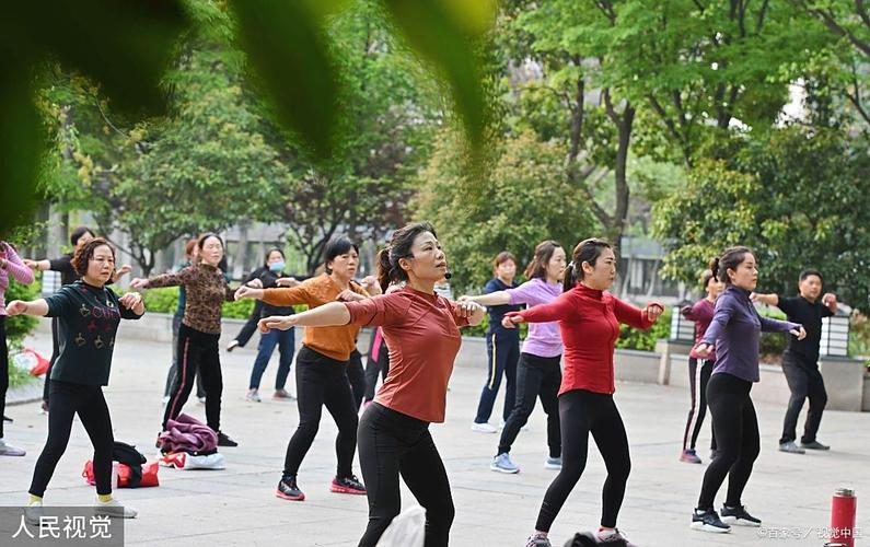 女子报警硬刚清晨5点广场舞