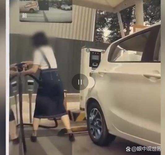 女子称充电不久就被邻车抢走充电枪
