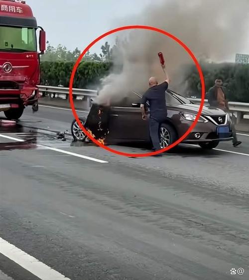 大哥驾车遇车祸现场立马停车救援
