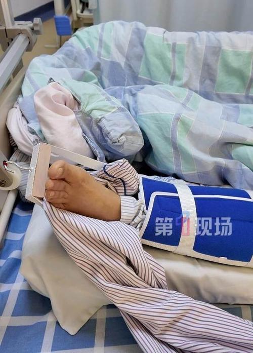 深圳大梅沙惊现野猪 一女子被撞