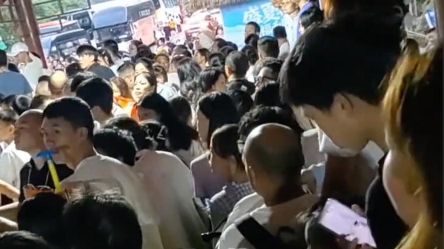 贵州一漂流景区大量游客滞留至半夜