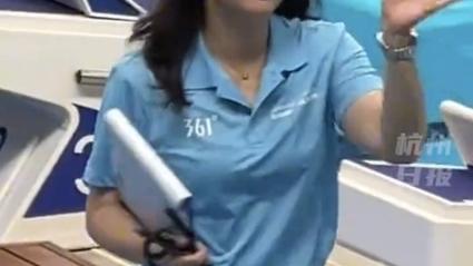 郭晶晶以裁判身份执裁跳水比赛