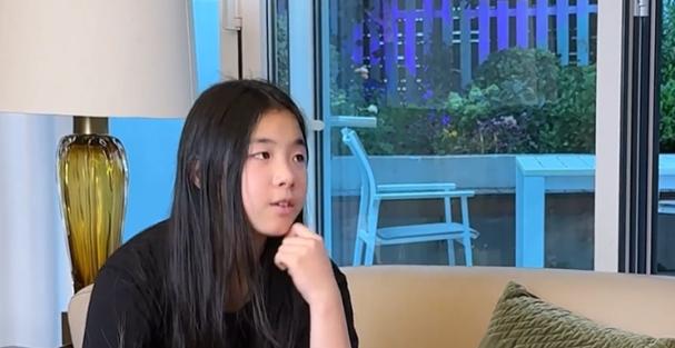 黄奕带女儿到韩国学习唱跳