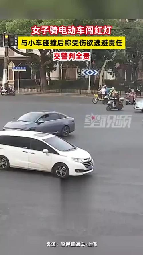 13岁女孩骑电动车载人闯红灯被撞