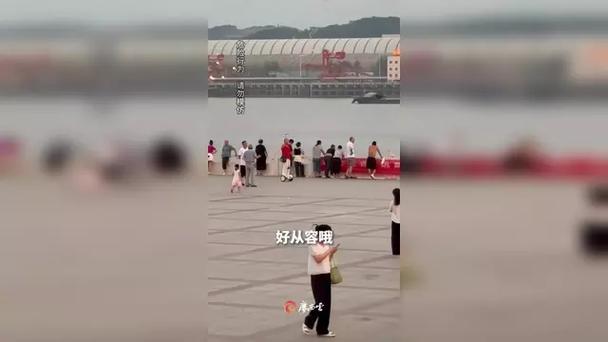 大爷脚踩平衡车放超长风筝