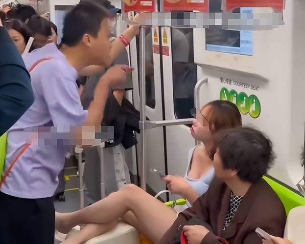 女子无视劝阻将食物残渣扔地铁车厢