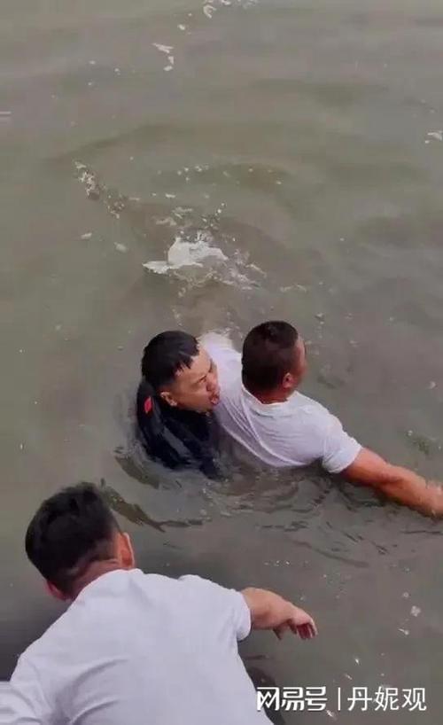 81岁老人跳水救人:只记得自己是军人