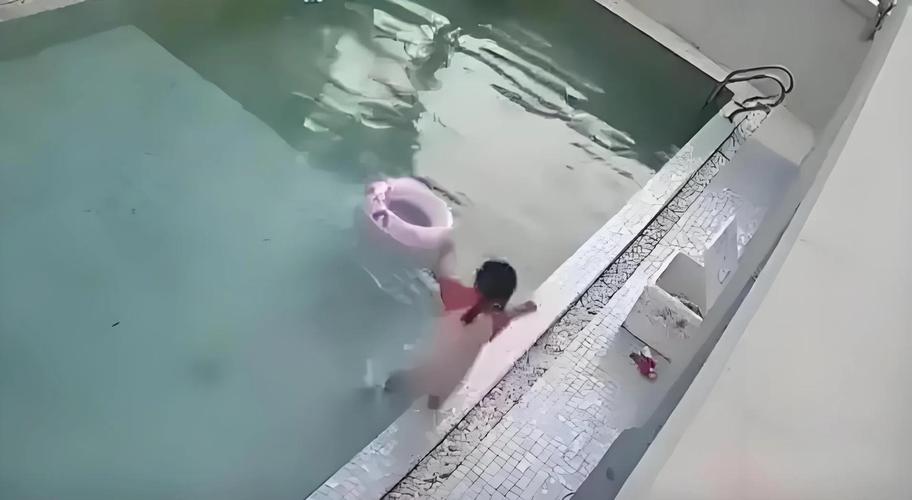 监控拍下女童泳道内遭拍打受伤