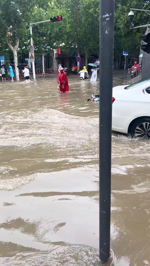 郑州强降雨致内涝 街道积水严重