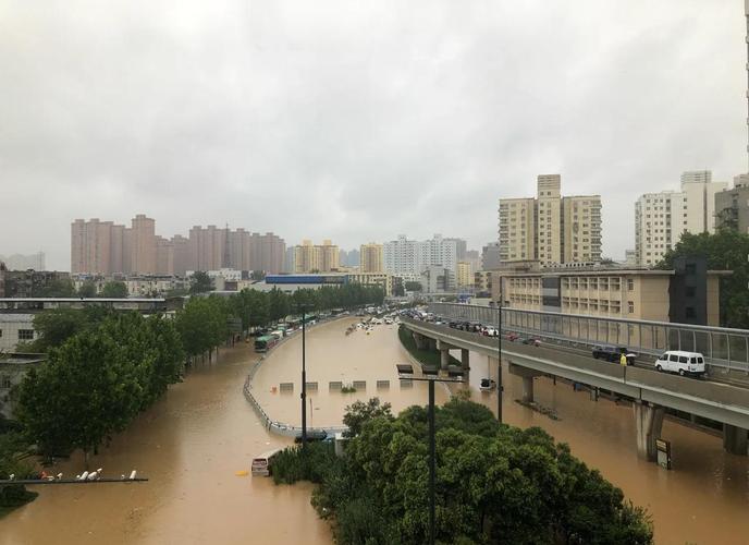 郑州强降雨致内涝 街道积水严重