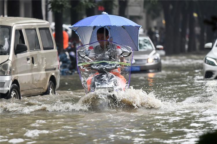 郑州强降雨致内涝 街道积水严重