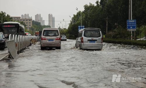 郑州司机:被堵隧道10分钟水淹到车窗