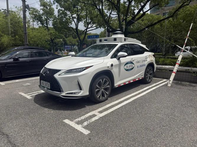 上海无人驾驶出租车预约火爆