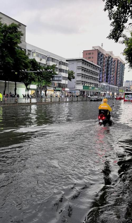 郑州突降暴雨：市民被积水冲走