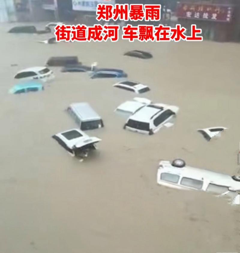 郑州突降暴雨：市民被积水冲走