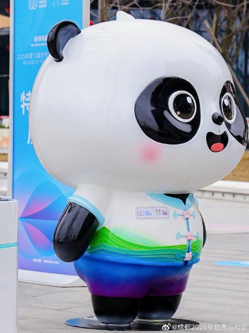 世运会吉祥物“尾随”运动员求贴贴