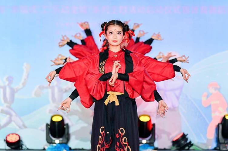 世运会中国运动员跳着舞入场