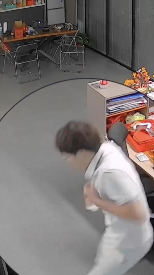 男子用热水泡清洗剂致保温杯爆炸