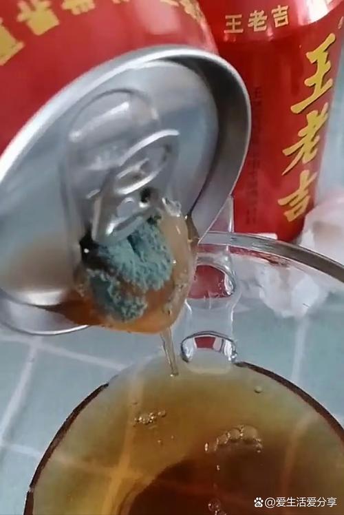 男子用热水泡清洗剂致保温杯爆炸