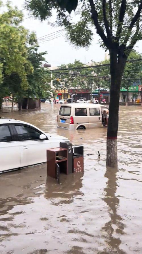 甘肃榆中县暴雨过后 路面上一片狼藉
