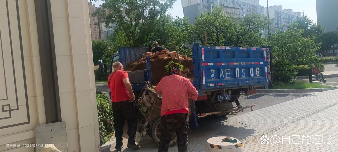 运油车侧翻 大量村民提壶“捡油”