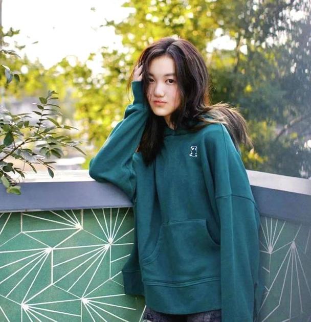 李嫣近照曝光 气质冷艳如翻版王菲