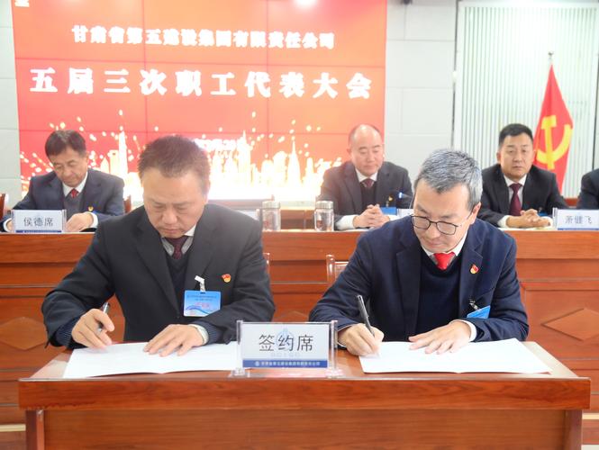 甘肃发布会全体起立向遇难者默哀