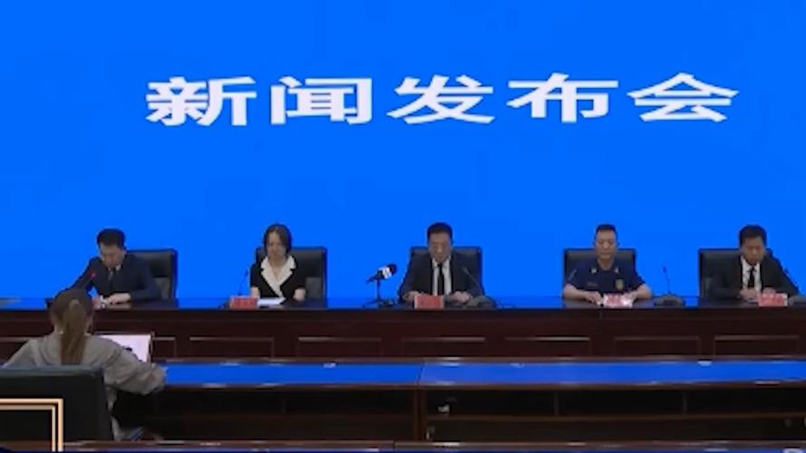 甘肃发布会全体起立向遇难者默哀